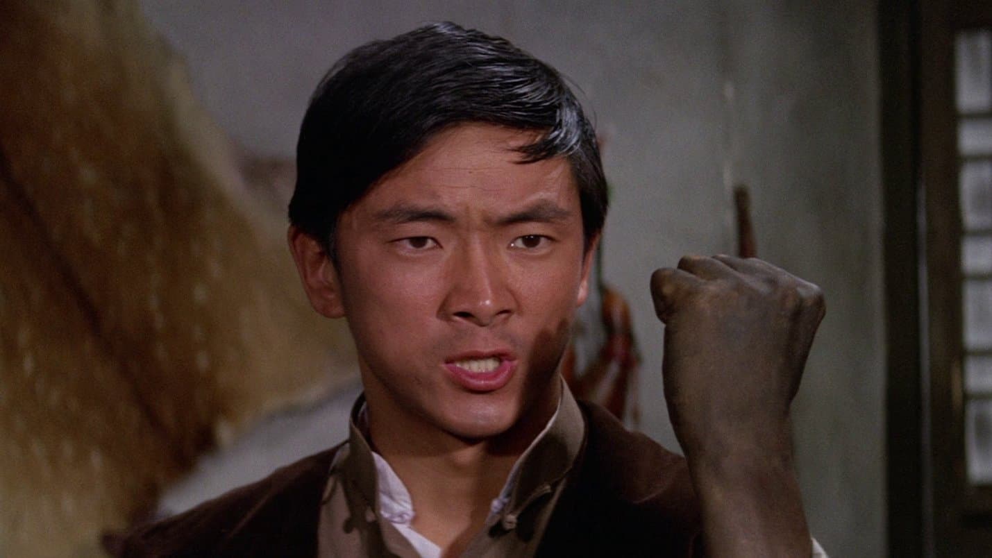 Con una mano ti rompo con due piedi ti spezzo