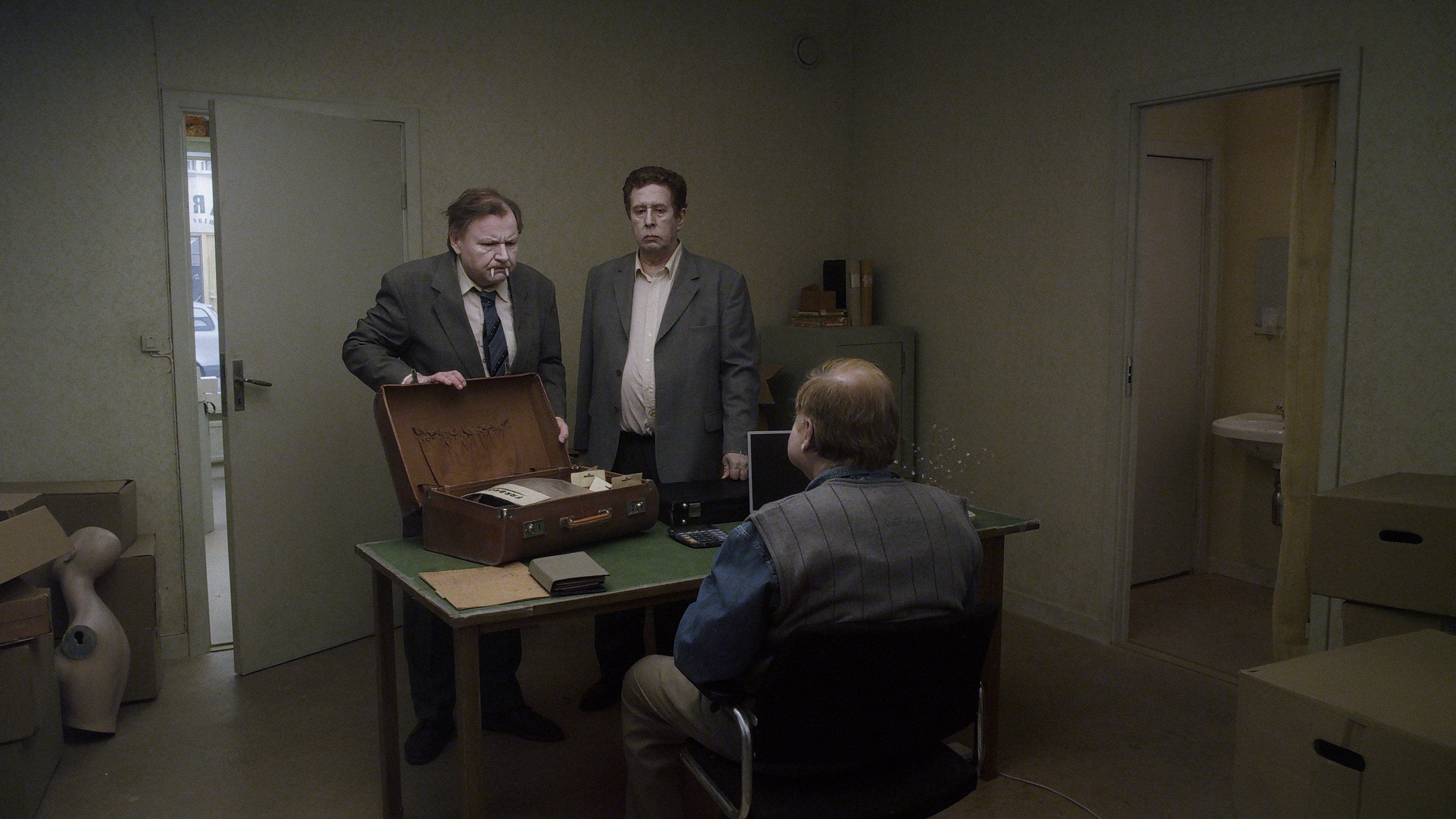 Un piccione seduto su un ramo riflette sull'esistenza