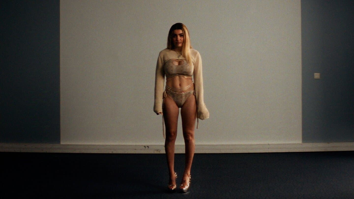 Una ragazza brillante