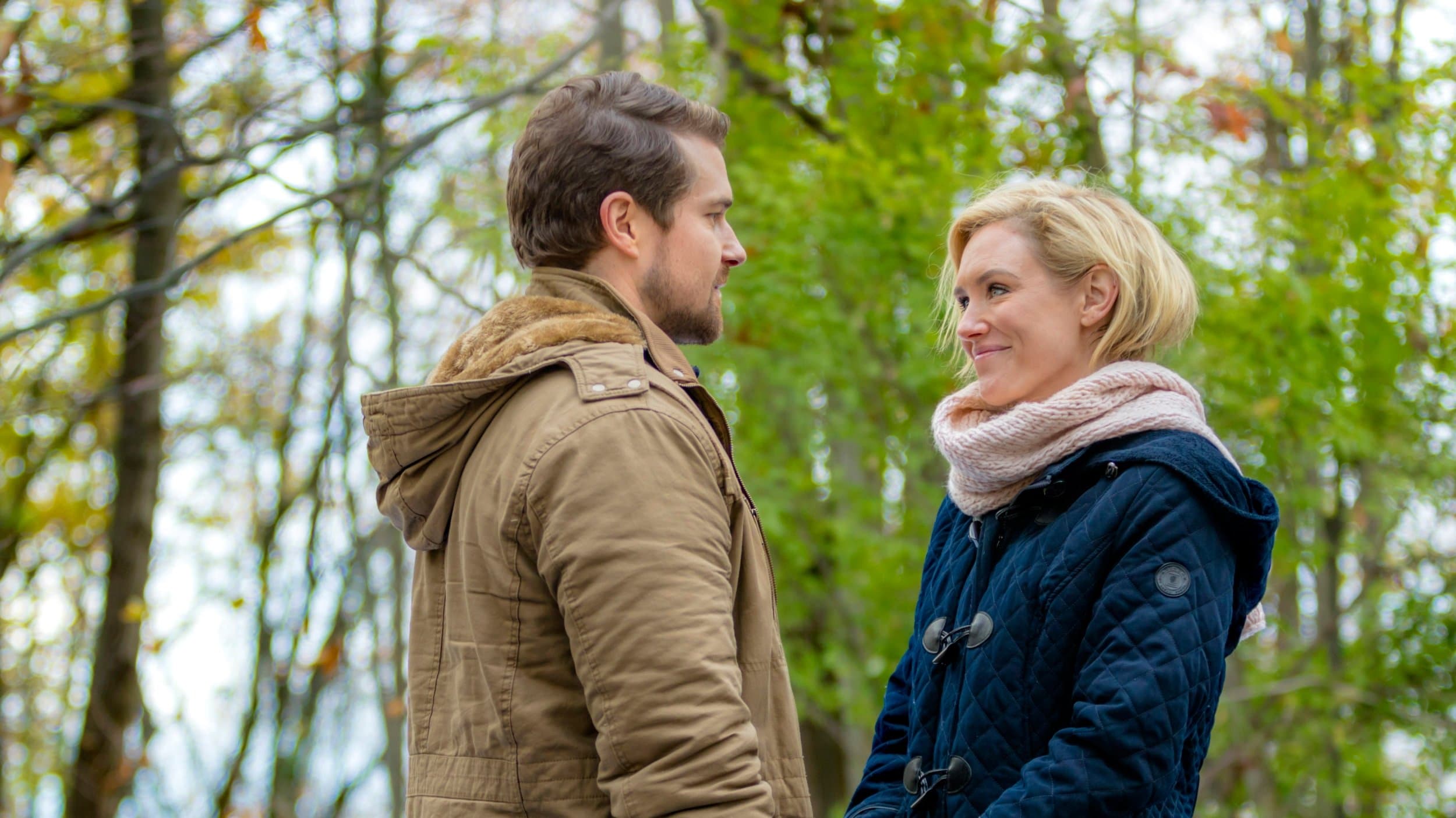 Una renna sotto l'albero