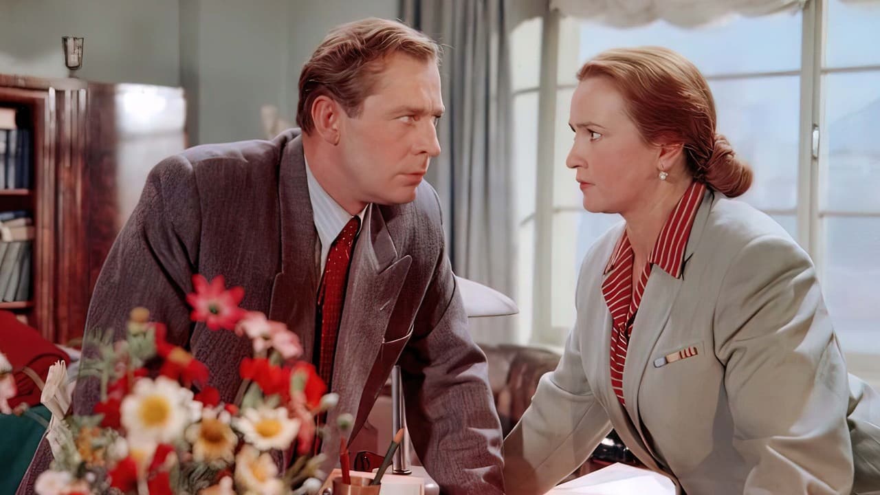 За витриной универмага